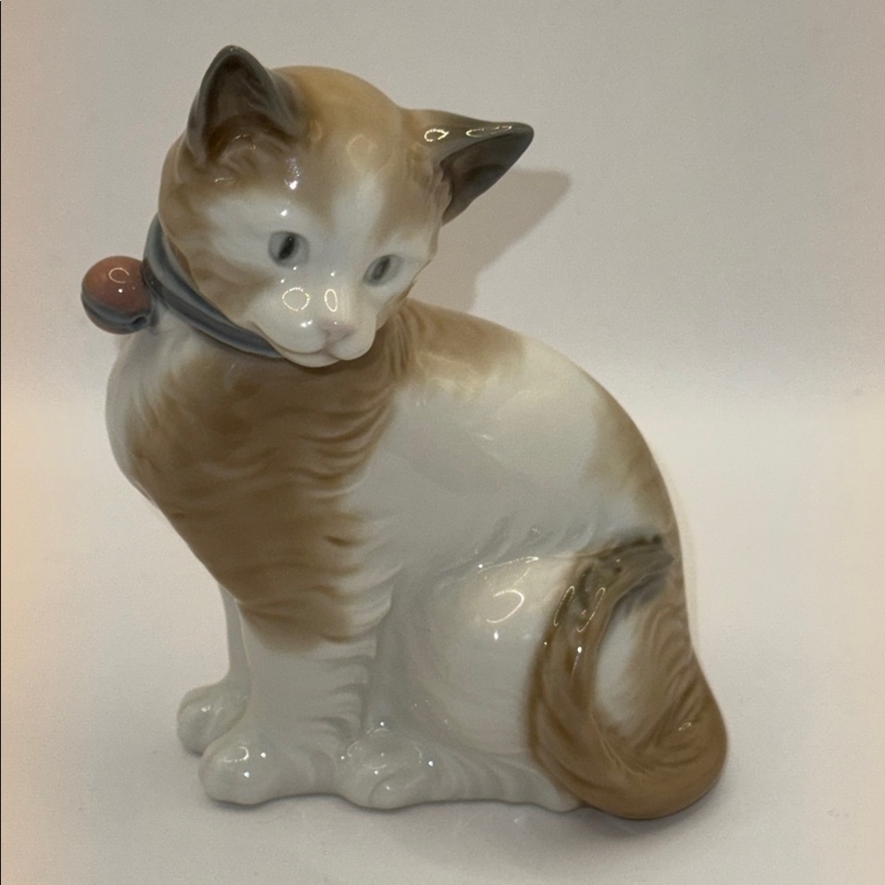 Lladro sitting pretty cat figurine -Nao